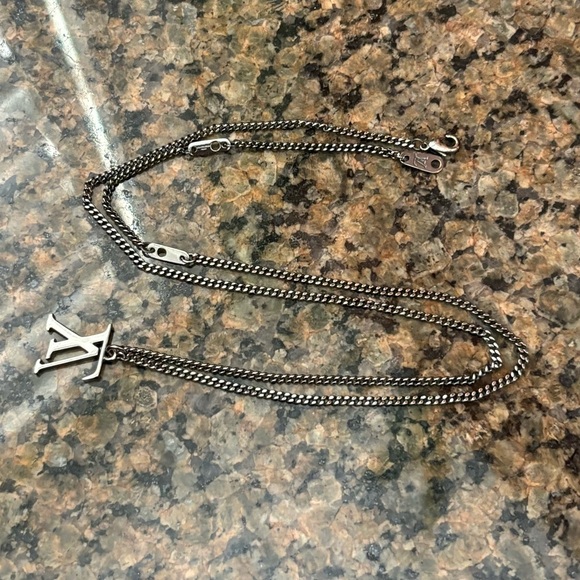 LOUIS VUITTON Adjustable Collier LV
Upside Down Necklace M62683 - Picture 3 of 10